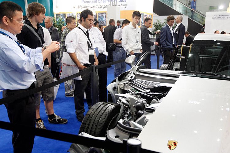 Im Mittelpunkt der Messen stehen Hochleistungswerkstoffe für den Fahrzeugbau: Hightech-Stähle, klassische Gießverfahren, Präzisionsdruckguss, Leichtbau-Strategien, metallurgische Prozesstechnik oder Wärmeverfahren. (Foto: Messe Düsseldorf)