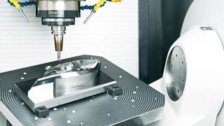 Diese Scheinwerferanwendung für Fahrzeuge zeigt, wie die Mikron Mill P 500 U und Mikron
Mill P 800 U von GF Machining Solutions für eine intelligente Produktivität optimiert wurden.
Werkzeug- und Formenbauer können damit Trochoidalfräsen zum Schruppen mit höherer
Prozesssicherheit und neue Werkzeuge wie beispielsweise Kreissegmentfräser für eine bis zu
30-fach schnellere 3D-Schlichtbearbeitung einsetzen. (GF Machining Solutions)