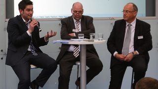 Moderiert von Peter Reinhardt, Chefredakteur DeviceMed (links), werden die Chancen der generativen Fertigung in der Medizintechnik diskutiert: Oliver Hentschel, Friedrich-Alexander Universität Erlangen, Dr. Rainer Krug, Renishaw und Uli Sutor, DMG Mori (v.l.nr.). (Bild: Jablonski)