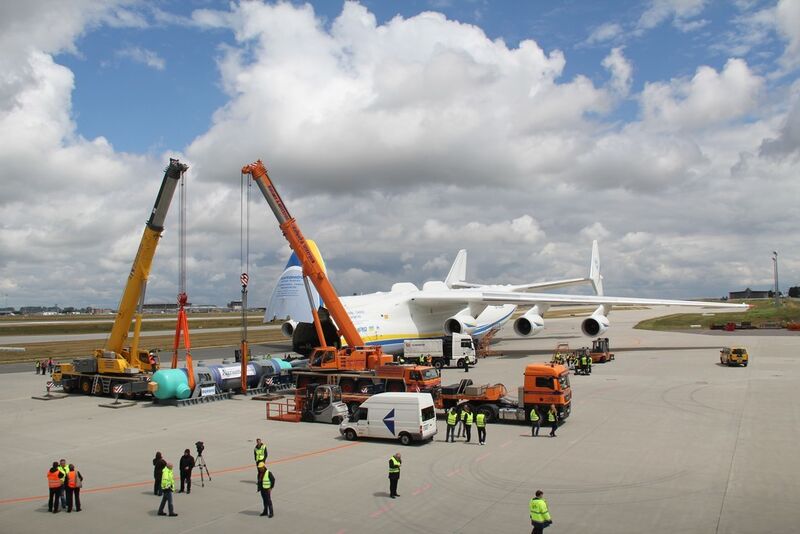 Am Morgen des 25. Juni begann die Verladung in die sechsstrahlige Antonov AN 225, das größte Frachtflugzeug der Welt. (Bild: Schenker)