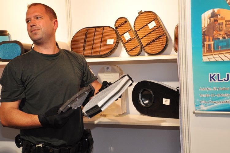 Meist sehen die Beamten auch nochmal in Schränken, Ablagen oder Koffern nach. (Foto: Rehberg)