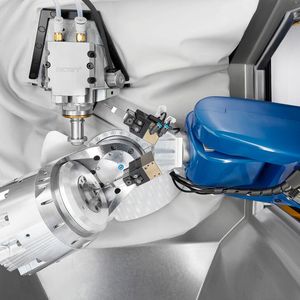 Die Chiron Group gewährt noch vor der EMO einen weiteren Blick in den Arbeitsraum einer Maschinen. Diesmal ist es der einer Micro5 für die ultrapräzise Zerspanung, kombiniert mit dem Handingsystem Feed5. Sie könne unter Umständen acht Tage problemlos durchlaufen.(Bild:  Chiron Group)