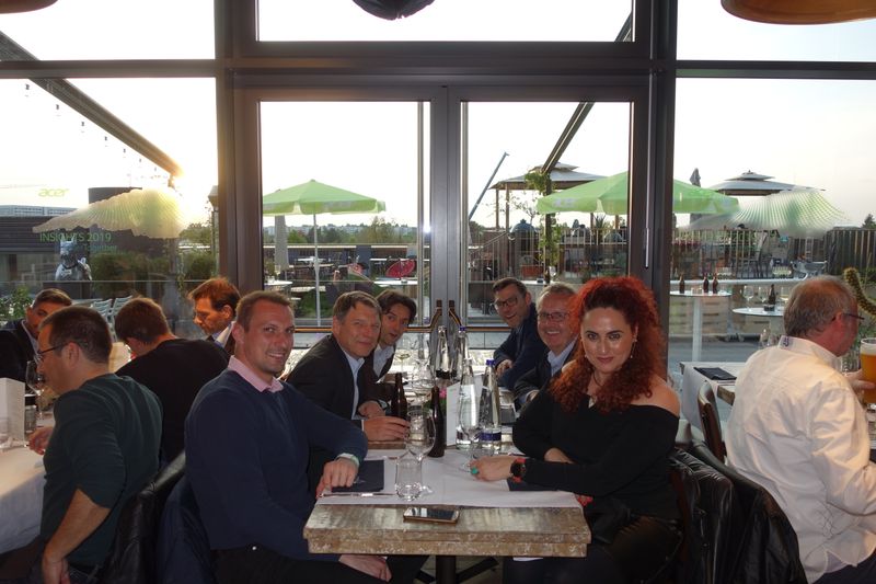 Huhn im Korb – Besa, IT-BUSINESS, genoss die Gesellschaft von (v. l. ) Manuel Starke, bluechip, Thorsten Haas, ACER, Jürgen Hamberger, THINK&SELL, Thomas und Hans-Christoph Frommann, WEIS iT-Systeme. (Bild: IT-BUSINESS)