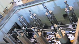 Neues stationäres Ziehkissen mit acht Hydraulikzylindern: Es ist so ausgelegt, dass beim Werkzeugwechsel keine aufwendigen Umrüstungen an der Presse durchgeführt werden müssen. An der Auslegung des neuen Ziehkissens waren Experten des Fraunhofer IWU maßgeblich beteiligt. (Bild: Fraunhofer IWU)