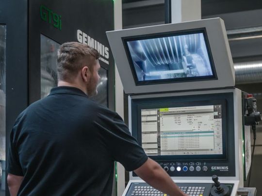 Auf der mitfahrenden Bühne hat der Maschinenbediener den gesamten Drehprozess im Blick und ist dabei gut vor Spänen geschützt. (Bild:  Siemens)