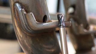 Dank der individuell freigedrehten Verlängerungen des modularen Werkzeugsystems Duo-Lock können die Fertigungstechniker in Büren Langlöcher in einem gabelförmigen Werkstück problemlos fräsen.  (Haimer)