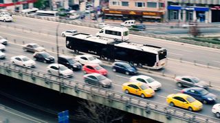 Die Plätze fünf bis zehn im Stau-Ranking belegen Leipzig mit 31 Stunden, Freiburg (30), Hannover (28), Düsseldorf und Bremen (je 27) sowie Stuttgart (26). (Bild: gemeinfrei)