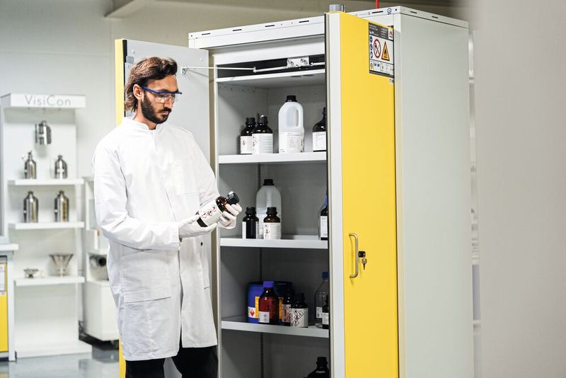 Abb.1: Durch die Lagerung von Lösemitteln in entsprechenden Sicherheitsschränken erhöht sich das Sicherheitslevel im Labor und das Labor arbeitet regelkonform.  (Bild: DÜPERTHAL Sicherheitstechnik GmbH & Co. KG)