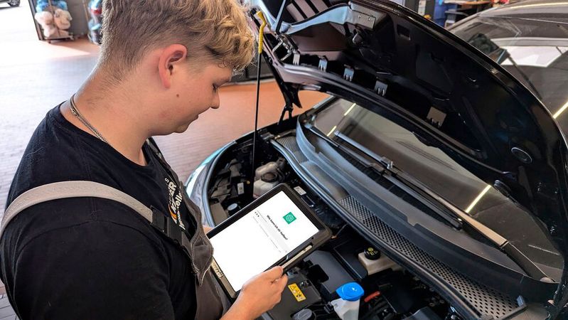 Künstliche Intelligenz kann dabei helfen, unterschiedliche Datenquellen zusammenzuführen und die Datenausgabe zu vereinfachen.(Bild:  Rosenow, Collage Ludwig – VCG)