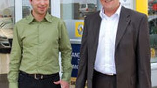 Andreas Henning (li.), Filialleiter des Autohauses Hess, schätzt die Flexibilität der Auftragsdisposition von ASC. Alexander Richter (re.) vom Böblinger Softwarehersteller setzt die Wünsche der Kunden in die Tat um. (Archiv: Vogel Business Media)