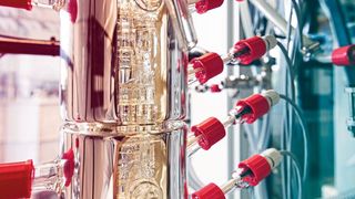 Im letzten Schritt wird die wasserhaltige Lösung aus dem Apfeltrester destilliert, so dass reines Ethanol entsteht.  (TU Bergakademie Freiberg / S. Jachalke )