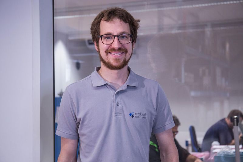 Jérôme Perdrizat, Entwicklungsingenieur, Cobot Solutions: „Onrobot hat uns den Greifer für Testzwecke zur Verfügung gestellt. Dies ermöglichte es uns, das Konzept vorher zu testen und zu validieren.“ (Bild: Wefag)