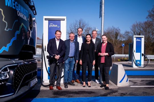 Aufstellung zum Gruppenfoto (v.l.): Alexander Junge (Vorstand Aral), Björn Gehrs (BGM Schwarmstedt), Hartmut Prüß (Niedersächsisches Ministerium für Wirtschaft, Verkehr und Bauen), Aynur Colpan (BGM Buchholz/Aller), Achim Bothe (Vorstandsvorsitzender Aral) und Vivian Tauschwitz (MDB).(Bild:  Aral)
