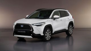 Der neue Corolla Cross Hybrid reiht sich zwischen C-HR und RAV 4 ein. (Bild: gael thill)