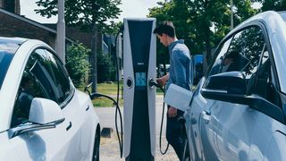 Alle Plätze belegt: In China müssen Autofahrer teils Schlange stehen an den Ladesäulen. Grund ist eine hohe Verunsicherung wegen einer Energiekrise in vielen Regionen des Landes. (Bild: EV Box)