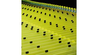 Strapano ist besonders beständig gegen viele Arten von Spänen, besonders heiße und scharfkantige Späne. Im eingefahrenen Zustand ist die Abdeckung bis zu 30 % kürzer als marktübliche Abdeckungen. (Bild: Arno Arnold)