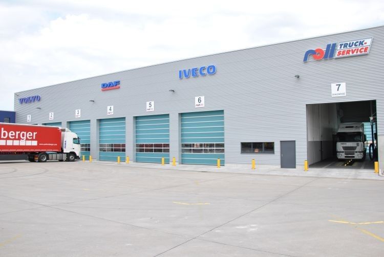 Erst vor einem Jahr eröffnet: das neue Werkstattgebäude. Es bietet nicht nur innen, sondern auch davor bzw. dahinter jede Menge Platz zum bequemen Ein-/Ausfahren und Rangieren. (Foto: Dominsky)