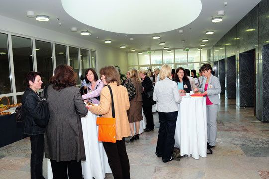 ... vorher diskutieren die Teilnehmerinnen noch über den Inhalt des Eröffnungsvortrags. (Archiv: Vogel Business Media)