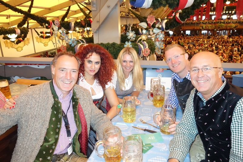 (v. l.) Thorsten Schwecke, Acronis, Besa, IT-BUSINESS, Kirsten Meier, noris network, Manuel Machata, (Bobfahrer) und Michael Stapfer, noris network. (Bild: IT-BUSINESS)