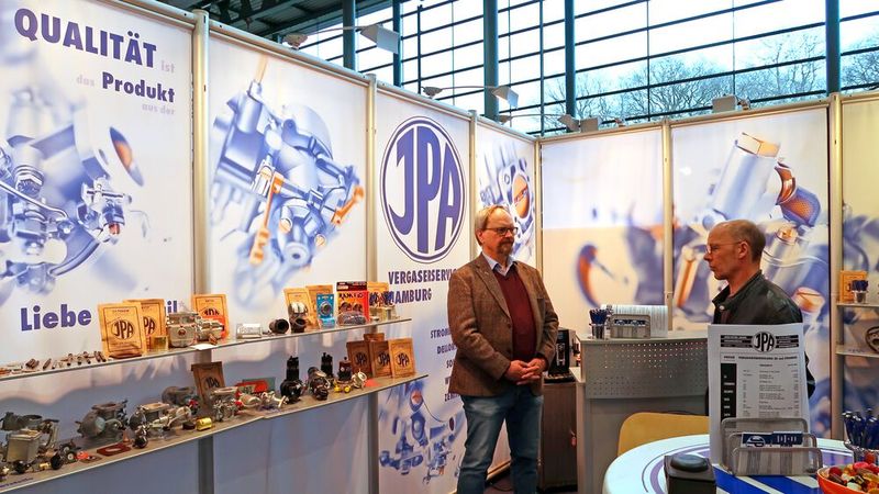 Vergaserexperten sind häufig selbst ernannt; Vorsicht ist angebracht. Die Kompetenz von Jens-Peter Adam (Bildmitte) vom Vergaserservice JPA in Hamfelde (Holstein) ist jedoch unbestritten. Neben Vergasern kümmert er sich auch um mechanische und elektrische Kraftstoffpumpen. (Bild: Diehl – VCG)