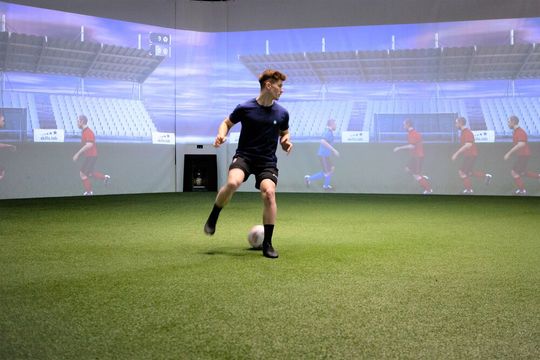 Der vordere Fußballprofi ist echt, die anderen nur virtuell. So sieht es aus, wenn ein Fußballspieler in der interaktiven Skills.lab Arena von Anton Paar Sportstec sein Können beweisen will oder muss. Ein Geheimnis sind steckt in der richtigen Kameratechnik. Was dahinter steckt, verrät der Beitrag... Der vordere Fußballprofi ist echt, die anderen nur virtuell. So sieht es aus, wenn ein Fußballspieler in der interaktiven Skills.lab Arena von Anton Paar Sportstec sein Können beweisen will oder muss. Ein Geheimnis sind steckt in der richtigen Kameratechnik. Was dahinter steckt, verrät der Beitrag...