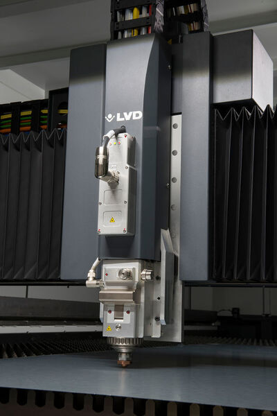 An advanced optical design features motorized adjustment of focus position and focus diameter. (LVD)