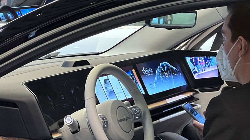Die Bildschirme in den Fahrzeugen werden immer größer, die Vernetzung mit den digitalen Kanälen schreitet voran. (sp-x)