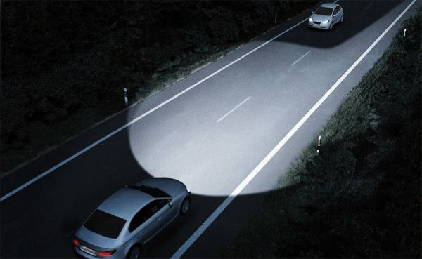 Fernlichtassistent: Das System erkennt entgegenkommende und vorausfahrende Fahrzeuge und schaltet automatisch von Fern- auf Abblendlicht. Ist die Strecke wieder frei, wird das Fernlicht wieder eingeschaltet. (Bild: Bosch)