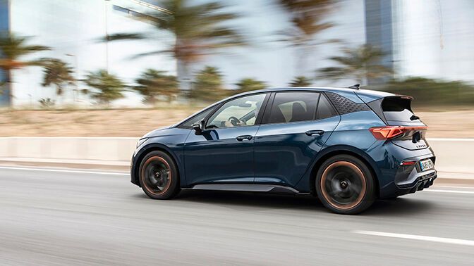 Anfang 2022 wird dann die Basisversion mit 45 kWh-Akku und 110 kW/150 PS nachgereicht. (Bild: Seat)