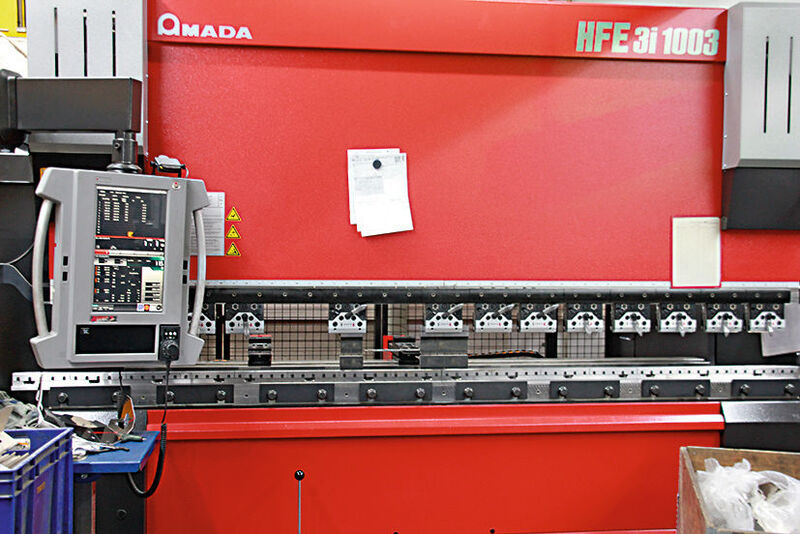 Eine Amada-Abkantpresse vom Typ HFE-1030 3i befindet sich ebenfalls in den Hallen von Touratech. (Itasse)
