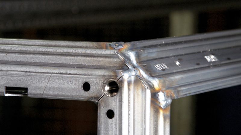 Damit die Türen der Schaltschränke gut verschliessen, ist eine besonders flache Schweissnaht erforderlich. (Bild: Cloos)