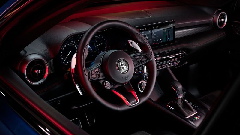 Das Fahrzeug ist serienmäßig mit einem eigens entwickelten Infotainmentsystem ausgestattet, das sich aus zwei großen Displays aufbaut. (Bild: Alfa Romeo/Stellantis)