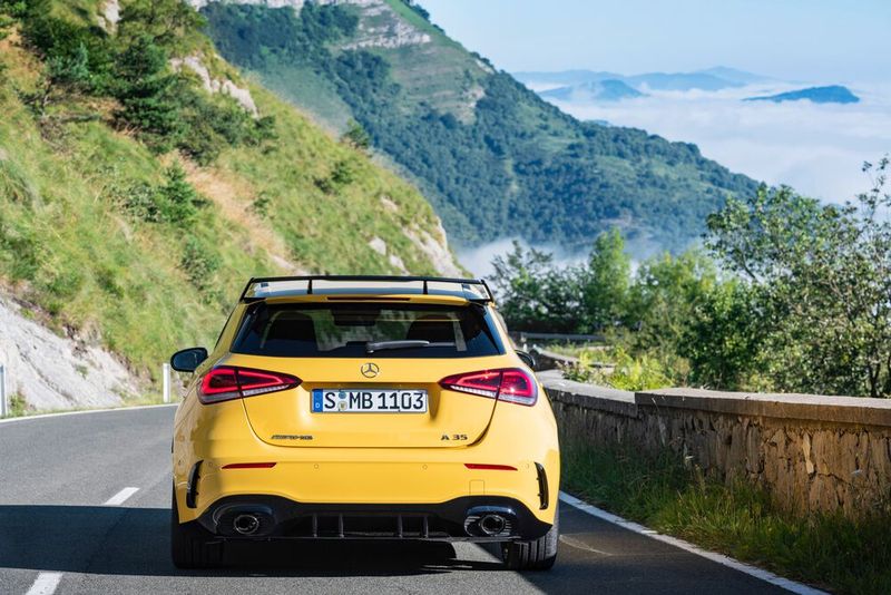 Beim A 35 setzt Mercedes auf ovale Auspuffendrohre, der Nachfolger des A 45 dürfte sich optisch durch zwei Doppelrohre vom „kleineren“ Bruder abheben.  (Bild: Mercedes-Benz)