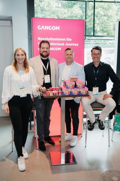 Daniela Englbrecht, Kai Schiffer und Viktor Unruh von Cancom - gemeinsam mit Sebastian Albrecht von Ionos (v.l.). (Bild: Manuel Emme Fotografie / Vogel IT-Akademie)