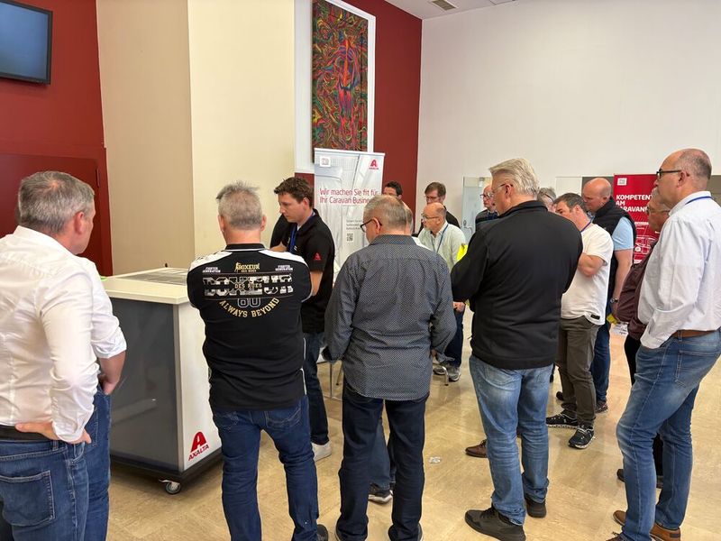 Und in der kleinen Ausstellung waren die Axalta-Experten dann sehr gefragt. Besonders das Thema Hagelschutz wurde diskutiert.   (Bild: Otto - VCG)