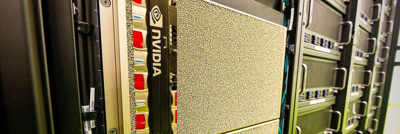 Bei den neuen Computersystemen vom Typ DGX A100 handelt es sich um Hochleistungsserver mit jeweils acht NVIDIA A100 Tensor Core GPUs. Gemeinsam erbringen die acht Beschleuniger eine Rechenleistung von 5 AI-PetaFLOP/s, also fünf Billiarde Rechenoperationen pro Sekunde. (Bild:  Simon Raffeiner/SCC)