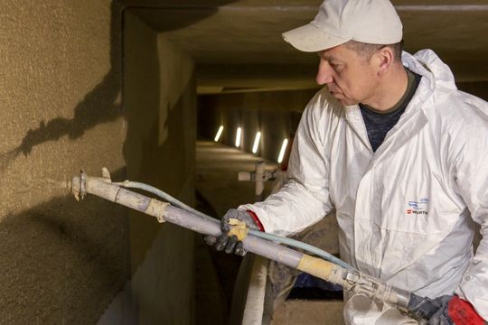 (Im Spritzputzverfahren: Bis zu 40 Millimeter „maxit ip 160“-Brandschutzputz wurden bei der Sanierung des Tunnels aufgetragen. Bild: Jan Stephan Hubrich/ maxit)