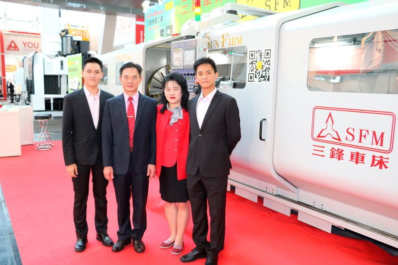 Über 30 % des Umsatzes macht das Familienunternehmen Sun Firm Machinery aus Taichung in Europa. Im Bild zu sehen ist die Eigentümerfamilie (von links): Arthur Lin (Executive Assistant to President), Alan Lin (President), Amy Kuo (General Manager) und Alex Lin (Executive Assistant to General Manager). Die EMO Hannover sehen sie als die internationale Leitmesse für die Metal bearbeitende Industrie. (Gillhuber)