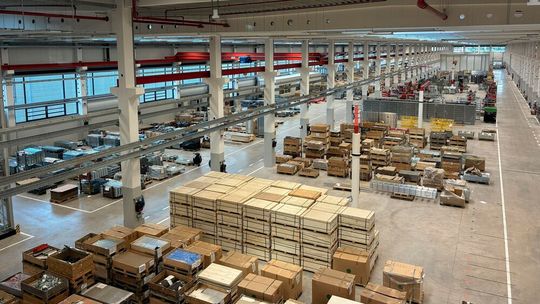 Einblick in die neue Produktionshalle: Hier wird insbesondere die energieeffiziente Kingdrive-Fördertechnik für Behälter und Kartons produziert.(Bild:  TGW Logistics)