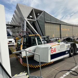 Auch mit 165 kWh Batteriekapazität ist eine ganz Schicht ohne Stopp am Stecker kaum zu schaffen.(Bild:  sp-x/Benjamin Bessinger)