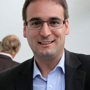 Rainer Henning, Produktmanager für Steuerungstechnik bei Bosch Rexroth Electric Drive and Controls: "Produkte müssen verkaufbar sein. Dafür müssen sie auf den Anwender angenehm wirken, Spaß machen. Da erwarte ich mir die ein oder andere Idee hier beim links und rechts schauen. Mich interessiert einmal das Thema mit der Customer Journey, aber auch das ganze Thema Engineering/Inbetriebnahme. Wie geht der Anwender eigentlich mit der Steuerung, dem Produkt um – was könnte da alles wichtig sein?"  (Bild:  Karin Pfeiffer)