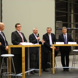 Die Experten der anschließenden Podiumsdiskussion von links: Prof. Dr.-Ing. Klaus Drechsler, TU München, Dr. Wolfgang Schröder, Geschäftsführer CCeV, Heinrich Timm, ehemaliger Leiter des Leichtbauzentrums der Audi AG, der Moderator Prof. Dr.-Ing. Horst Baier vom Lehrstuhl für Leichtbau an der Technischen Universität München, Dr. Lars Herbeck, Voith GmbH, Dr. Hubert Jäger, SGL Carbon, Vorstandsvorsitzender CCeV und Thomas Stute der Raumfahrtexperte.
Somit waren alle relevanten CFK-Branchen für eine fundierte Diskussion vertreten.