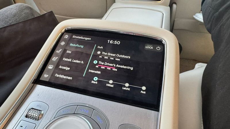 Für alle Sinne: „The Driver’s Awakening“ ist Teil des Mood Curators, der Licht, Düfte, Massage und Sonnenschutz intelligent kombiniert. (Bild: Schreiner – VCG)