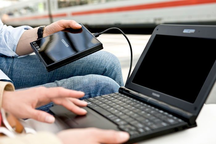 Als Option bietet Toshiba für das Netbook einen externen Slimline-DVD-Brenner. (Archiv: Vogel Business Media)