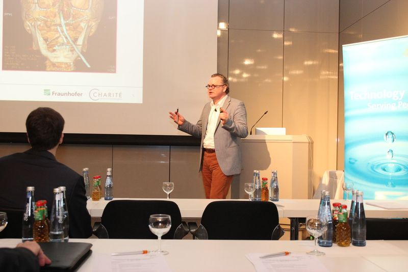 Auf der Gründungsveranstaltung stellt Prof. Erwin Keeve von der Charite Berlin mit dem Orbit-System ein weltweit neuartiges Konzept für die Offene 3D-Röntgenbildgebung vor, das in Zusammenarbeit mit der Fraunhofer Gesellschaft und weiteren Industriepartnern entwickelt wurde. (Bild: Reinhardt)