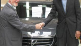 RKG-Geschäftsführer Franz Rottländer (re.) übergibt Obermeister Manfred Jansen den Mercedes E 400 für die Bonner Ausbildung. (Foto: Innung)