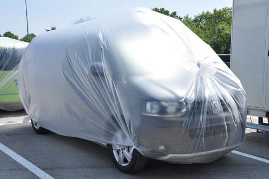 Die Showroom-Fahrzeuge warten verhüllt und vor Staub geschützt auf ihren Einsatz. (Archiv: Vogel Business Media)