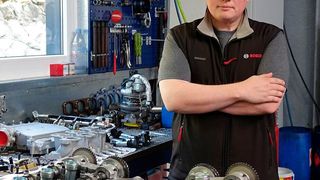 Kfz-Unternehmer Sascha Hasanovic und seine Motorenteile: Motoren und Getriebe sind seine Welt und haben HAS Antriebstechnik überregional bekannt gemacht. (Rosenow/»kfz-betrieb«)