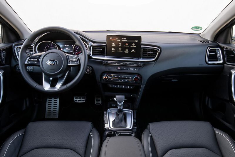 Der Fahrer hat ein strukturiertes und aufgeräumtes Cockpit vor sich. (Kia)