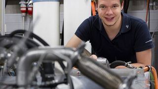 Florian Kock arbeitet seit 2010 am DLR-Institut für Fahrzeugkonzepte an der Weiterentwicklung des Freikolbenlineargenerators. (DLR)